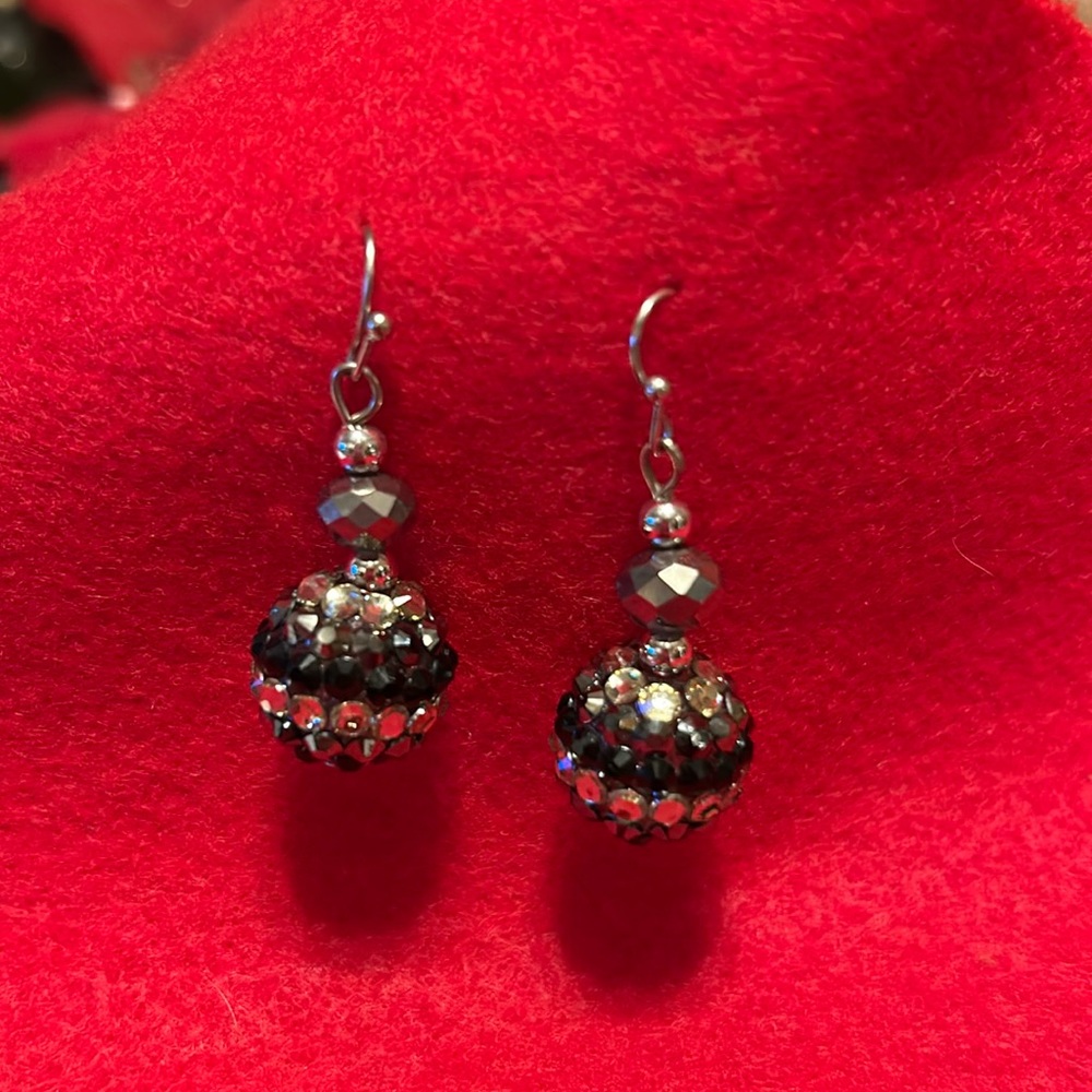 Women’s Beautiful Silver tone black and white Crystal dangle pierced earrings